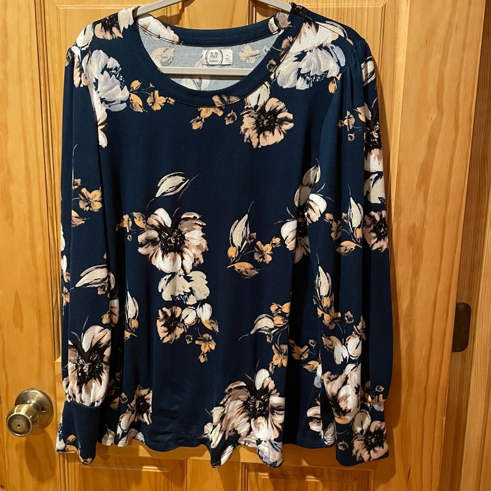 Maurice’s 24/7 women’s top size XL used in good condition blue floral accents